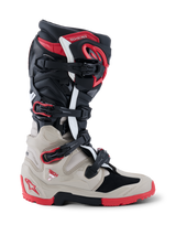 Alpinestars 2026 Tech 7 Enduro Boots, off-road motorlaarzen in zwart, lichtgrijs en felrood, zijaanzicht met weergave van het meervoudige gespsysteem en uitgebreide TPU-impactbescherming.