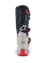 Alpinestars 2026 Tech 7 Enduro laarzen, achteraanzicht, zwart, lichtgrijs en felrood, voorzien van versterkte TPU-bescherming op de hiel en kuit, wit Astars-logo en rode gespaccenten, duurzame constructie voor off-road racen