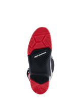 Alpinestars 2026 Tech 7 Enduro Boots, onderaanzicht van de dual compound zool, felrood en zwart rubber met een gespecialiseerd profiel voor off-road grip, voorzien van het witte Alpinestars-logo in het midden.