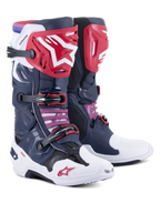 Alpinestars Tech 10 Supervented laarzen, motocrosslaarzen, Night Navy White Rainbow, voorzien van rode scheenplaten met een wit sterlogo, zwarte gespen en geperforeerde meshpanelen voor een hoge luchtstroom.