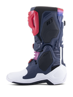 Alpinestars Tech 10 Supervented laarzen, motorcrosslaarzen, Night Navy White Rainbow, zijprofiel met geventileerde mesh-panelen, witte beschermende schaal en kleurrijke accenten, hoogwaardig off-road schoeisel.