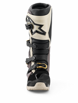 Alpinestars 2026 Tech 7 Enduro Drystar® laarzen, zwart, donkergrijs en goud, waterdichte off-road motorlaarzen, vooraanzicht met een meervoudig gespsluitsysteem met gouden accenten, TPU-scheenbeenbescherming en sterlogo