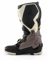 Alpinestars 2026 Tech 7 Enduro Drystar® laarzen, motorcrosslaarzen, zwart, donkergrijs en goud, zijprofiel met nadruk op de duurzame TPU-panelen, goudkleurige gesp en robuuste enduro-zool voor off-road rijden.