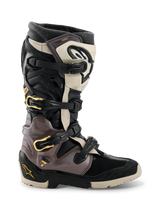Alpinestars 2026 Tech 7 Enduro Drystar® laarzen, motorcross- en enduro-laarzen, zwart, donkergrijs en goud, met een sluitingssysteem met meerdere gespen en gouden accenten, robuuste dual-compound zool en duurzame TPU-beschermingspanelen, professioneel schoeisel voor off-road rijden