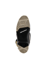 Alpinestars 2026 Tech 7 Enduro Drystar® laarzen, onderaanzicht van de dual-compound zool, zandkleurige en zwarte gespecialiseerde profielpatronen voor maximale grip, met wit Alpinestars-logo en rode slijtage-indicator.