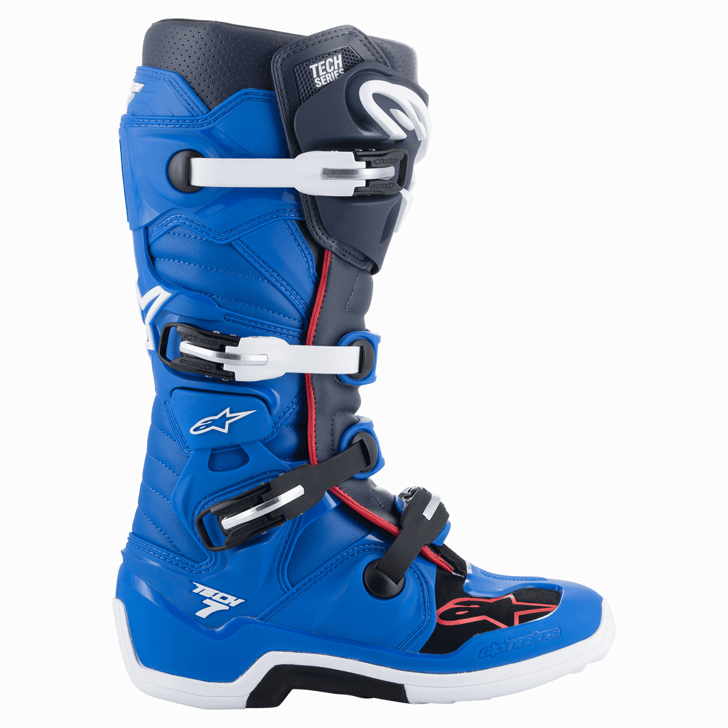 Alpinestars Tech 7 laarzen, motorcrosslaarzen, Alpine Blue, Night Navy en Bright Red, hoog model met een sluitsysteem met vier gespen, witte en zwarte gespen, witte zool met zwart middengedeelte, rode biezen en Alpinestars-branding, professionele off-road racebescherming.