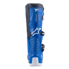 Alpinestars Tech 7 laarzen, motorcrosslaarzen, Alpine blauw en Night Navy met witte accenten, achteraanzicht met de voorgevormde kuitbeschermer, witte hielversteviging met Tech Series-logo en details van het gespsysteem met zij-instap.