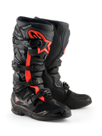 Alpinestars Tech 7 laarzen, motorcrosslaarzen, zwart en fluo rood, met vier zwarte gespen, TPU scheenplaat en rood Alpinestars sterlogo op de zijkant, robuust off-road ontwerp.