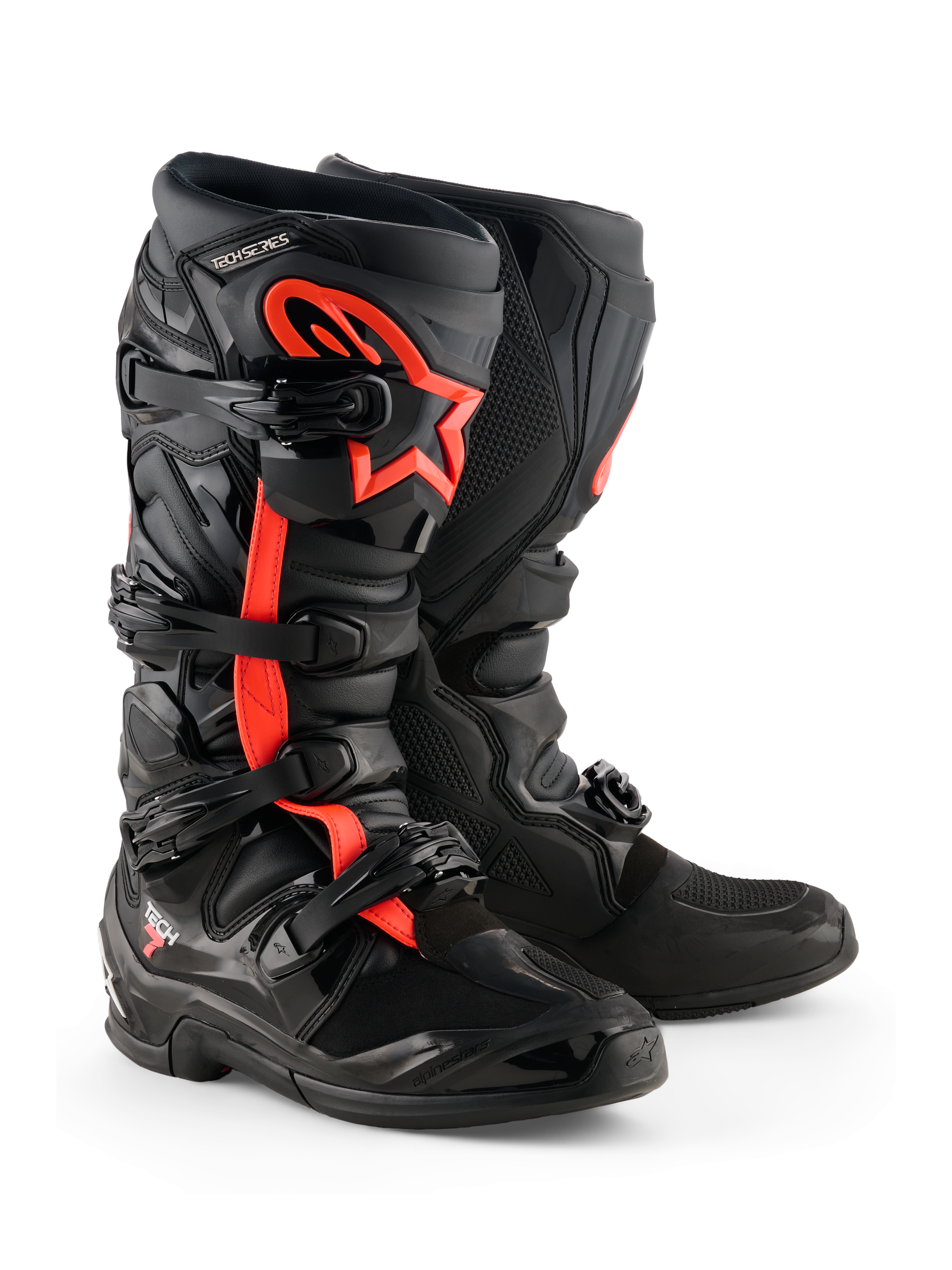 Alpinestars Tech 7 laarzen, motorcrosslaarzen, zwart en fluo rood, met vier zwarte gespen, TPU scheenplaat en rood Alpinestars sterlogo op de zijkant, robuust off-road ontwerp.