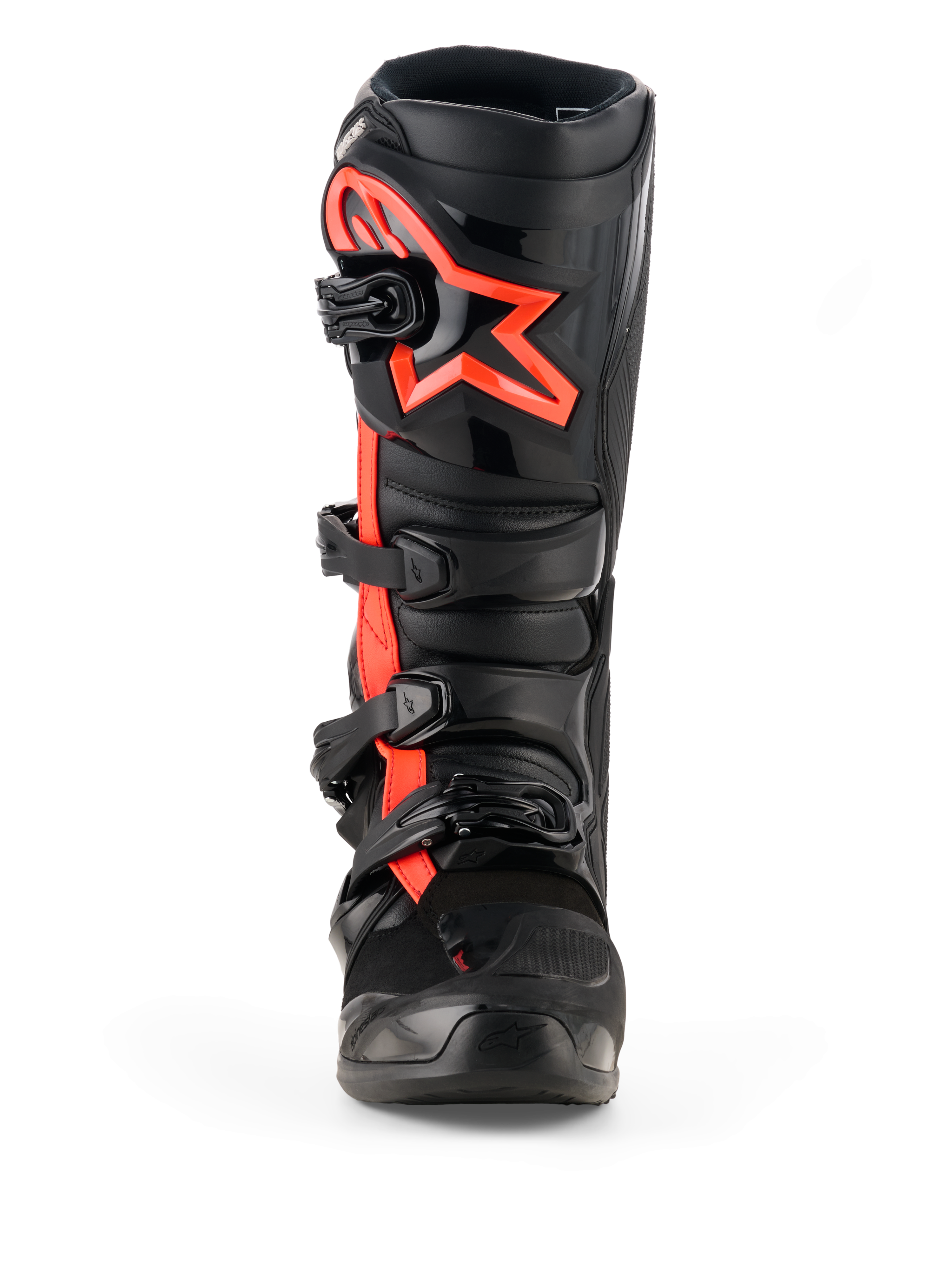 Alpinestars Tech 7 laarzen, motorcrosslaarzen, zwart en fluorood, vooraanzicht, met een groot fluorood Alpinestars sterlogo op de scheenplaat, een sluitsysteem met vier gespen en een duurzame TPU-constructie ontworpen voor off-road racing.