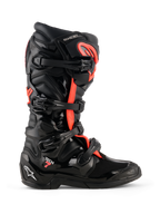 Alpinestars Tech 7 laarzen, motorcrosslaarzen, zwart en fluo rood, zijaanzicht, met een sluitsysteem van vier gespen, beschermende TPU-schaal met 'Tech 7' logo en wit Astars-logo op de hiel, duurzaam schoeisel voor off-road racing