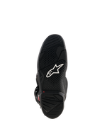 Alpinestars Tech 7 laarzen, aanzicht van de zwarte rubberen zool, voorzien van wit Astar-logo, getextureerd loopvlakprofiel en een rode slijtage-indicator voor motorcross prestaties.