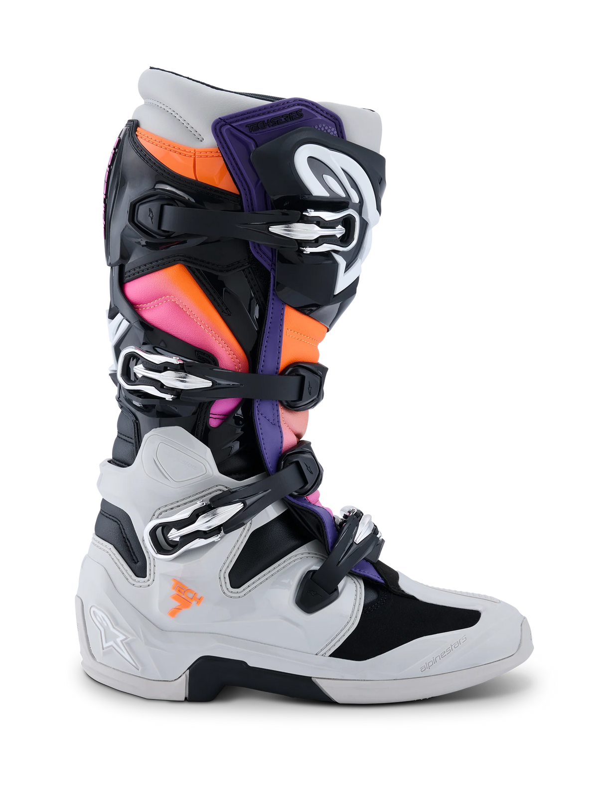 Alpinestars Tech 7 laarzen, motocrosslaarzen, zwart, lichtgrijs, fluor oranje en magenta, zijaanzicht, voorzien van een sluitsysteem met meerdere gespen, beschermende TPU-schaal en levendige kleurpanelen voor off-road racen