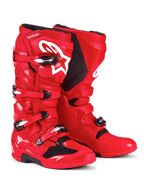 Alpinestars Tech 7 laarzen, motorcrosslaarzen, helderrood, met wit Astars-logo op de scheenplaat, zilverkleurig en zwart gespsluitingssysteem en beschermende TPU-schaal voor off-road prestaties