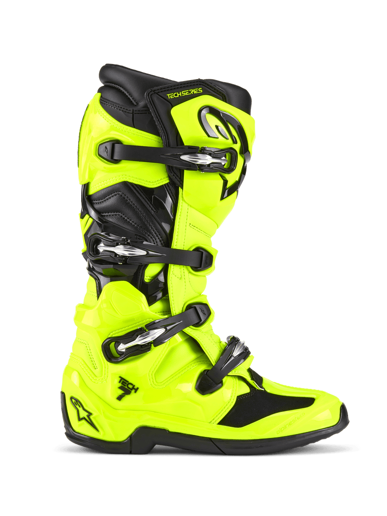 Alpinestars Tech 7 laarzen, motorcrosslaarzen, fluoriserend geel en zwart, zijaanzicht met een fel neongele TPU-schaal en vier zwarte gespen, versterkte hiel en neus, scharniersysteem voor flexibiliteit en een professionele off-road race-uitstraling