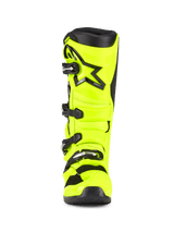 Alpinestars Tech 7 laarzen, motorcrosslaarzen, geel fluo en zwart, vooraanzicht, met een fel fluorescerende gele TPU-schaal, zwart Alpinestars-sterlogo op het scheenbeen, verstelbaar gespsluitingssysteem voor off-road prestaties