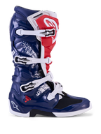 Alpinestars Tech 7 Unity motorlaarzen voor motorcross, rood, wit en blauw, beschermende TPU-schaal en gespsluiting.