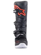 Alpinestars Tech 7 Enduro laarzen, zwart en rood fluo, vooraanzicht, met een groot rood logo op de scheenplaat, sluitsysteem met vier gespen en witte accenten op de buitenzool, professioneel motorcross- en off-road schoeisel