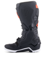 Alpinestars Tech 7 Enduro laarzen, zwart en fluorrood, binnenzijde zijaanzicht met honingraat grippanelen en witte zool, hoogwaardige off-road motorlaarzen