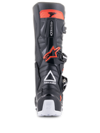 Alpinestars Tech 7 Enduro laarzen, zwart en fluo rood, achteraanzicht met wit ASTARS-logo, rode TPU kuitbescherming en witte hieldetails, duurzame off-road motorlaarzen