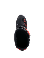 Alpinestars Tech 7 Enduro laarzen, zwart en fluo rood, bovenaanzicht met inkijk in de opening van de laars, voorzien van zwarte binnenvoering en rood ster-logo op de voorvoet