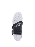 Alpinestars Tech 7 Enduro laarzen, onderaanzicht van de zool met de speciaal ontwikkelde samengestelde buitenzool, zwart-wit tweekleurig ontwerp met getextureerde grippatronen, wit ster-logo en een vervangbare voetsteun-insert.