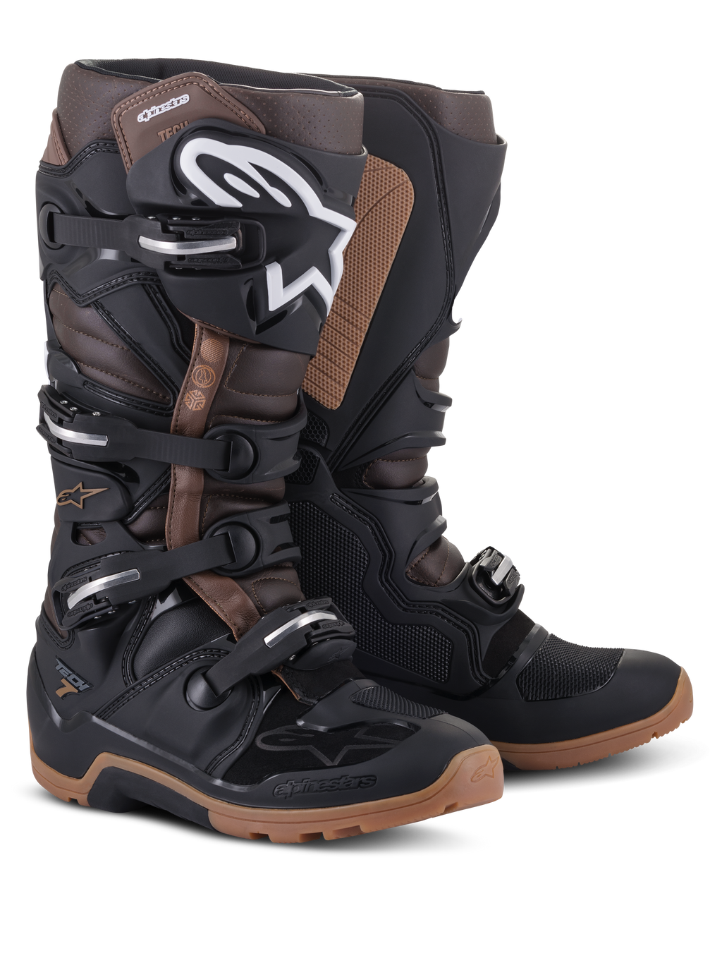 Alpinestars Tech 7 Enduro laarzen, zwart en donkerbruin, off-road motorlaarzen met een wit Alpinestars-logo op de scheenplaat, een sluitsysteem met vier gespen en robuuste lichtbruine zolen.