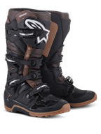 Alpinestars Tech 7 Enduro laarzen, zwart en donkerbruin, off-road motorlaarzen met een wit Alpinestars-logo op de scheenplaat, een sluitsysteem met vier gespen en robuuste lichtbruine zolen.