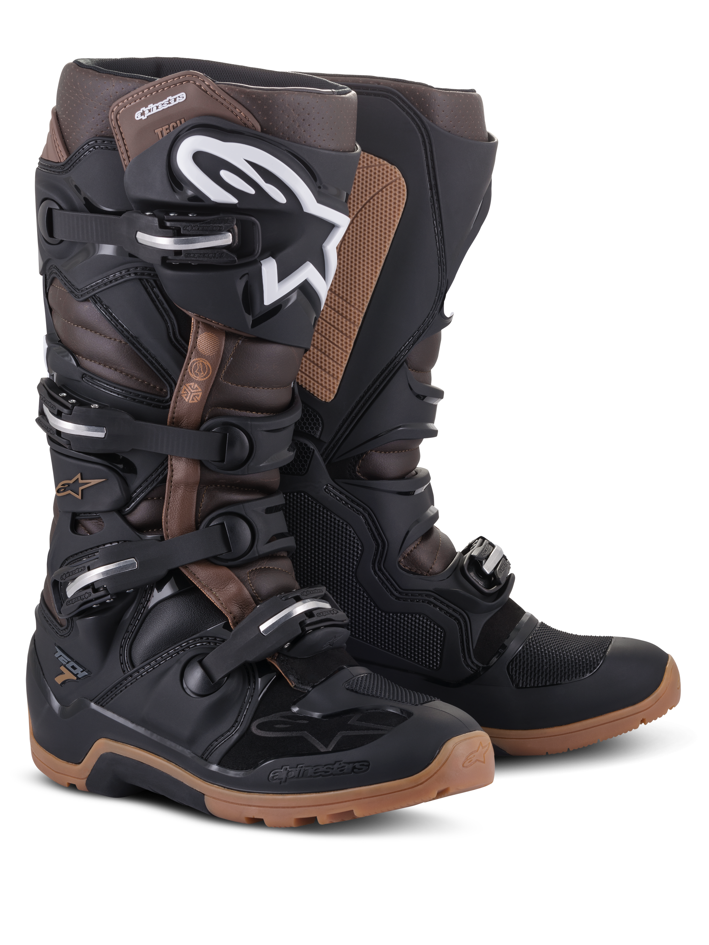 Alpinestars Tech 7 Enduro laarzen, zwart en donkerbruin, off-road motorlaarzen met een wit Alpinestars-logo op de scheenplaat, een sluitsysteem met vier gespen en robuuste lichtbruine zolen.