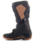 Alpinestars Tech 7 Enduro laarzen, motorcross- en off-roadlaarzen, zwart en donkerbruin, zijprofiel met TPU-scheenplaat, gespsysteem, lichtbruin mediaal grippaneel met logo en robuuste enduro-specifieke zool voor tractie.