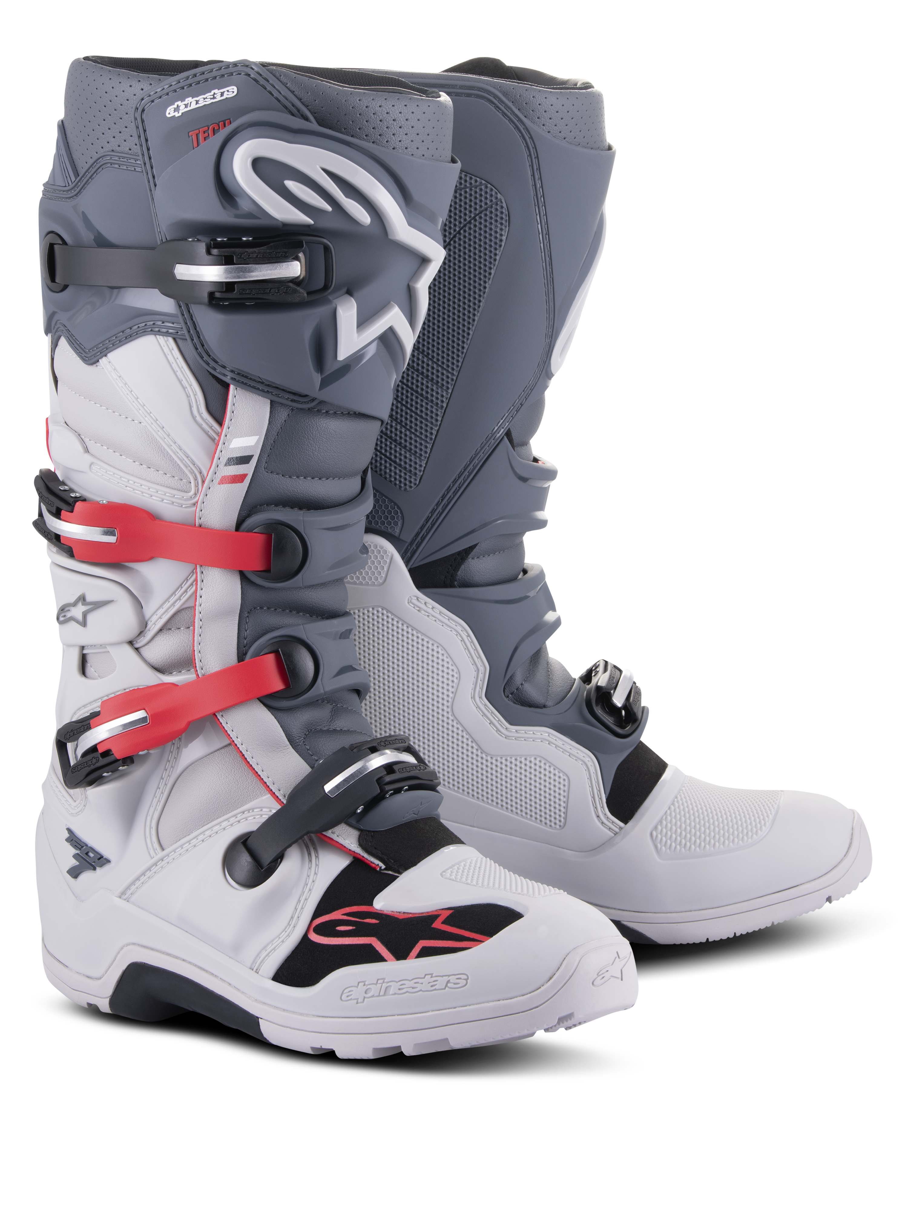 Alpinestars Tech 7 Enduro laarzen, off-road motorlaarzen, lichtgrijs en donkergrijs met felrode accenten, voorzien van een sluitingssysteem met meerdere gespen en een robuuste samengestelde zool ontworpen voor enduro- en trailritten.