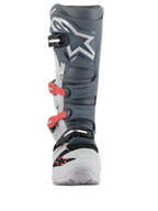 Alpinestars Tech 7 Enduro laarzen, motorcross- en enduro laarzen, lichtgrijs, donkergrijs en helderrood, vooraanzicht met een geavanceerd gespsysteem met rode riempjes, donkergrijze TPU-scheenplaat met wit sterlogo en een duurzaam lichtgrijs chassis.