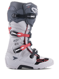 Alpinestars Tech 7 Enduro laarzen, off-road motorlaarzen, lichtgrijs en donkergrijs met felrode accenten, zijaanzicht met een meervoudig gespsluitingssysteem, biomechanisch scharnier voor stabiliteit, versterkte TPU-beschermingspanelen en een robuuste enduro-specifieke zool, hoogwaardige uitrusting voor motorcross en trailrijden.