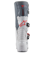 Alpinestars Tech 7 Enduro laarzen, achteraanzicht, lichtgrijs en donkergrijs met felrode accenten, voorzien van een verstevigde hiel met 'TECH SERIES' branding, een rood sterlogo en een duurzaam gespsluitingssysteem.