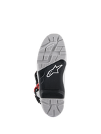Alpinestars Tech 7 Enduro laarzen, aanzicht buitenzool, grijze en zwarte dual-compound zool met wit sterlogo, diep geprofileerd loopvlak voor maximale off-road grip, vervangbaar voetsteuninzetstuk voor duurzaamheid bij enduro- en off-road-rijden