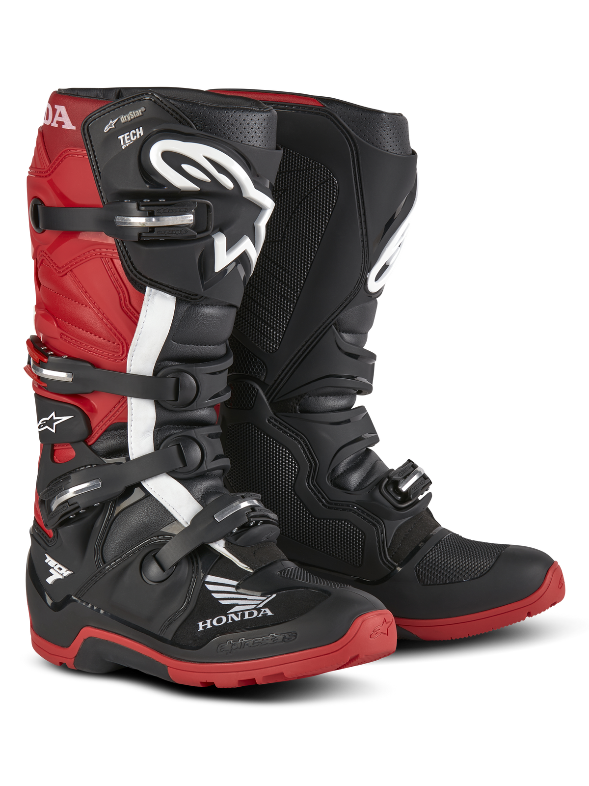Alpinestars Honda Tech 7 Enduro Drystar® laarzen, enduro motorlaarzen, zwart en felrood, driekwart vooraanzicht met een sluitsysteem met vier gespen, beschermende scheenplaten en rode zolen met hoge grip en opvallende Honda- en Alpinestars-logo's.