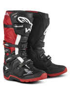 Alpinestars Honda Tech 7 Enduro Drystar® laarzen, enduro motorlaarzen, zwart en felrood, driekwart vooraanzicht met een sluitsysteem met vier gespen, beschermende scheenplaten en rode zolen met hoge grip en opvallende Honda- en Alpinestars-logo's.