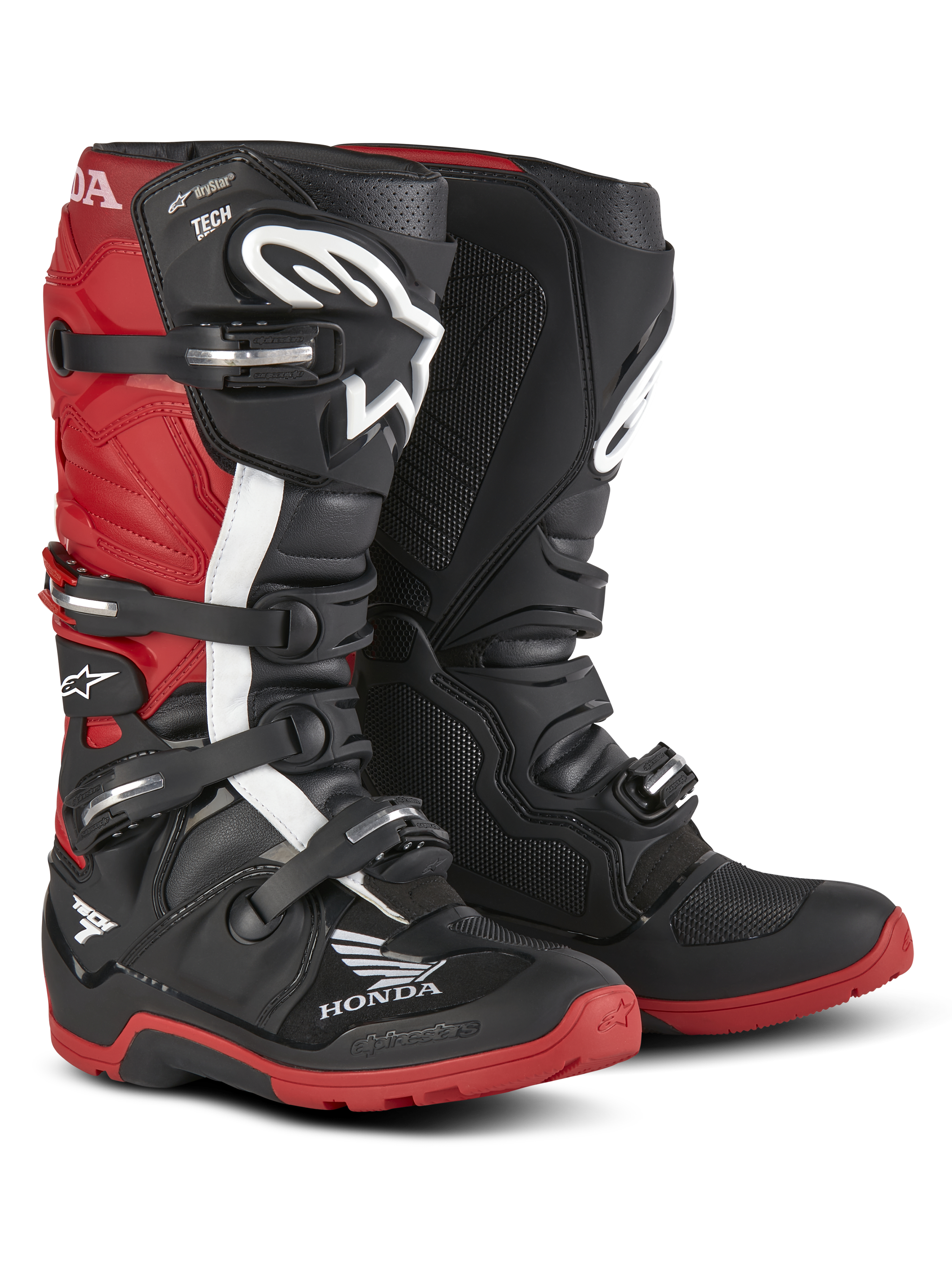 Alpinestars Honda Tech 7 Enduro Drystar® laarzen, enduro motorlaarzen, zwart en felrood, driekwart vooraanzicht met een sluitsysteem met vier gespen, beschermende scheenplaten en rode zolen met hoge grip en opvallende Honda- en Alpinestars-logo's.