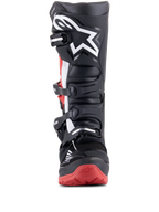 Alpinestars Honda Tech 7 Enduro Drystar laarzen, zwart en felrood, vooraanzicht met het meervoudige gespsluitingssysteem, groot wit sterlogo op het scheenbeen en rode zool met Honda-branding, waterdichte off-road motorlaarzen