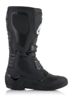 Alpinestars Tech 3 laarzen, motorcrosslaarzen, zwart, zijaanzicht met getextureerde TPU-beschermingspanelen en wit Alpinestars-logo, duurzame microvezelconstructie met flexibele accordeon-inzetstukken, robuuste zool voor off-road prestaties