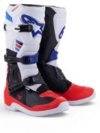 Alpinestars Tech 3 laarzen, witte motocrosslaarzen met felrode en donkerblauwe accenten, paar met drievoudige gespsluiting