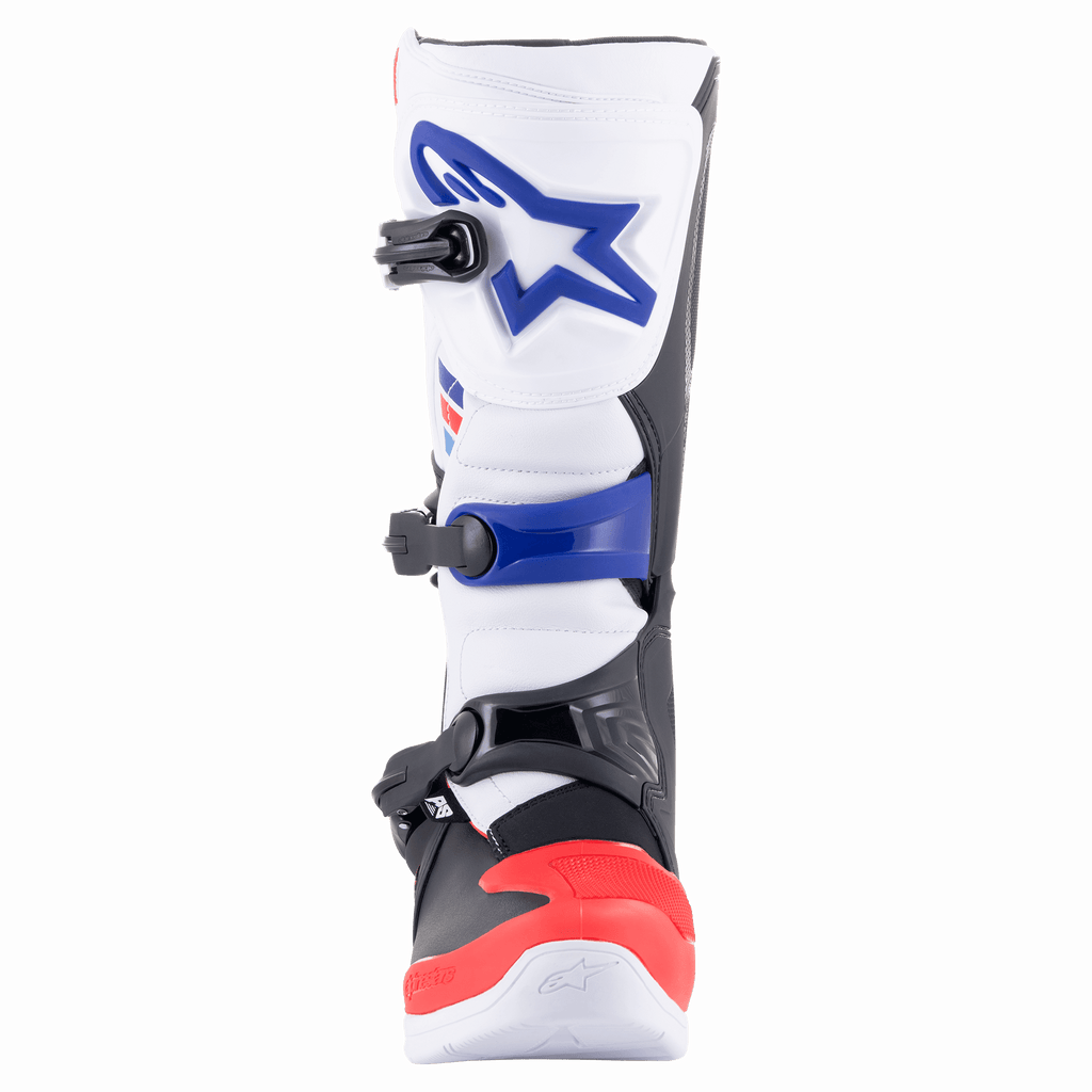 Alpinestars Tech 3 laarzen, motorcrosslaarzen, wit, felrood en donkerblauw, vooraanzicht met de beschermende TPU-scheenplaat met blauw logo, drievoudig gespsluitingssysteem en versterkt rood teengedeelte