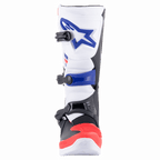 Alpinestars Tech 3 laarzen, motorcrosslaarzen, wit, felrood en donkerblauw, vooraanzicht met de beschermende TPU-scheenplaat met blauw logo, drievoudig gespsluitingssysteem en versterkt rood teengedeelte