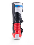 Alpinestars Tech 3 motorlaars, motocross- en off-roadlaars van achteren gezien, wit met felrode en donkerblauwe accenten, beschermende TPU-constructie en gespsluiting