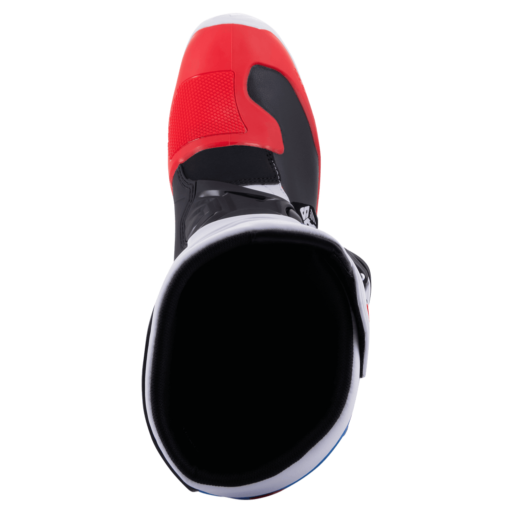 Alpinestars Tech 3 laarzen, motorcrosslaarzen, wit, helderrood en donkerblauw, bovenaanzicht met zicht in de opening van de laars, voorzien van een rode neus en zwarte binnenvoering, lichtgewicht microvezel- en TPU-constructie voor off-road racen