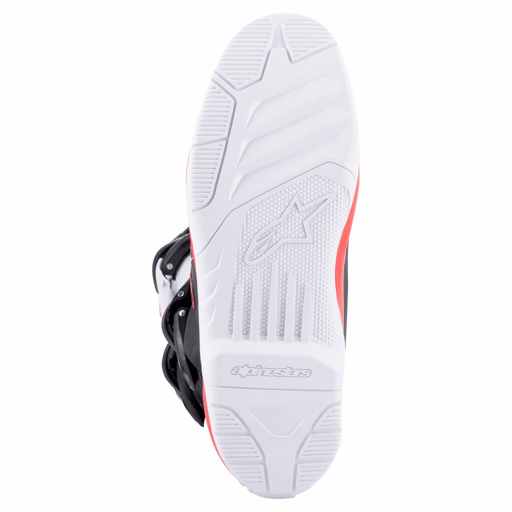 Alpinestars Tech 3 laarzen, wit felrood donkerblauw, close-up van de witte rubberen buitenzool met hoge grip, geprofileerd loopvlak en verdiept logo, ontworpen voor motorcross- en off-roadprestaties