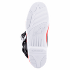 Alpinestars Tech 3 laarzen, wit felrood donkerblauw, close-up van de witte rubberen buitenzool met hoge grip, geprofileerd loopvlak en verdiept logo, ontworpen voor motorcross- en off-roadprestaties