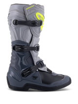 Alpinestars Tech 3 laarzen, motocrosslaarzen, donkergrijs, lichtgrijs en zwart, zijaanzicht met drie zwarte polymeer gespen, TPU-beschermingspanelen en een felgeel Alpinestars-logo op de bovenzijde van het scheenbeen