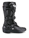 Alpinestars Tech 3 Enduro motorlaarzen, zwarte off-road motorlaarzen, zijaanzicht met drievoudig gespsluitingssysteem, versterkte TPU-beschermpanelen, grove profielzool met veel grip en witte Alpinestars-branding