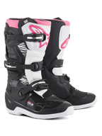 Alpinestars Stella Tech 3 laarzen, motorcrosslaarzen voor dames, zwart, wit en roze, met een witte scheenplaat met roze Alpinestars-logo, zwart chassis met witte flexzones en een sluitingssysteem met drie gespen.